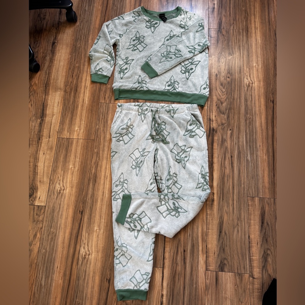 Star Wars Baby Yoda Grogu Green Fuzzy Pajama 2-Piece Set